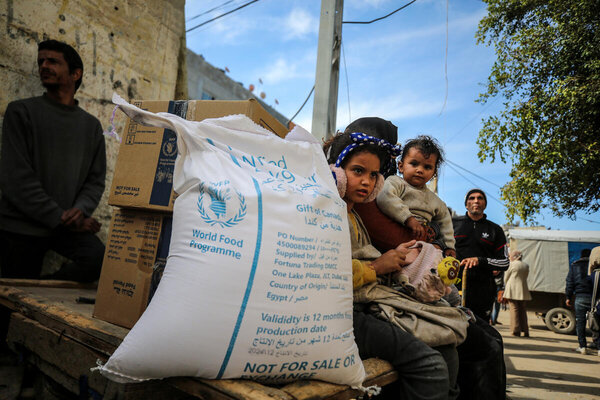 Photo: WFP/Photolibrary. WFP distribution point operated at the Nusierat camp by WFP's partner, Global Communities.