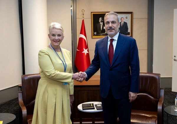 WFP Executive Director Cindy McCain and Türkiye’s Minister of Foreign Affairs H.E. Hakan Fidan shaking their hands