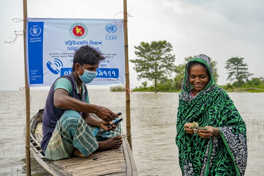 Bangladesh: Cash grants allotted before floods hit allow families to prepare. Photo: WFP/Sayed Asif Mahmud