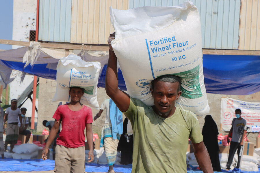 A WFP distribution point in Abyan, Zinjibar