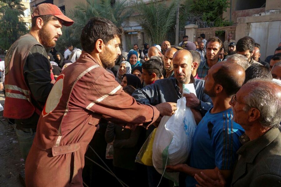 WFP partner the Syrian Arab Red Crescent (SARC) distributing food from WFP’s airdrops to families during the besiegement of Deir Ezzour in 2016. Photo: SARC