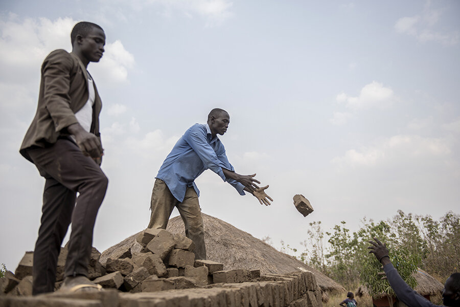 The Jujumbu farmers group construct a new warehouse to store their grains in the Lobule refugee settlement in northwest Uganda. Photo: WFP/Hugh Rutherford