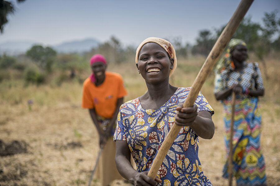 Female members of the Jujumbu farmers group cultivate land they have acquired from host communities in the Lobule refugee settlement in northwest Uganda. Photo: WFP/ Hugh Rutherford