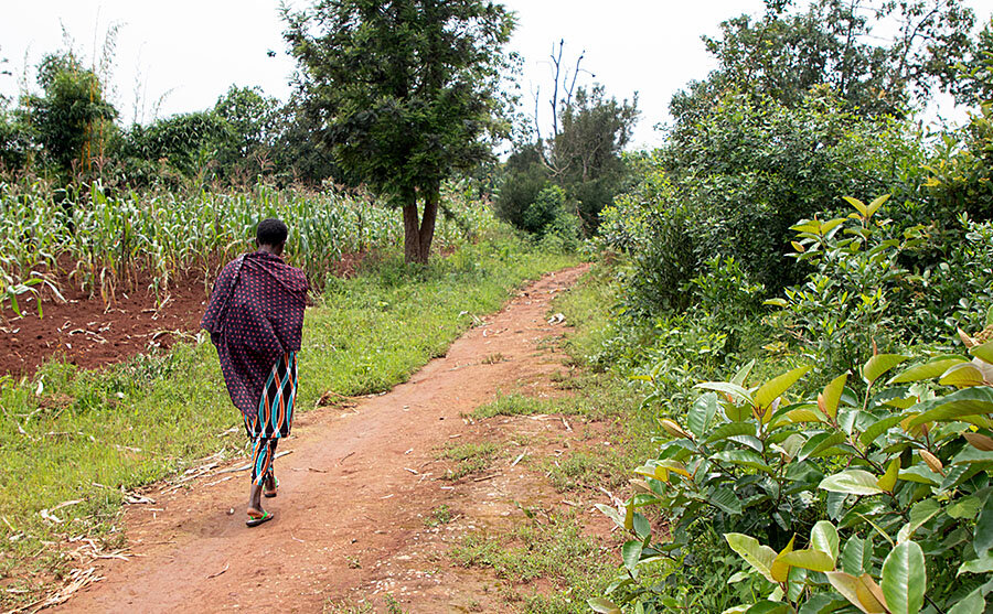 Imelde, a community health worker, visits patients in her community. Photo: WFP/Aurore Ishimwe