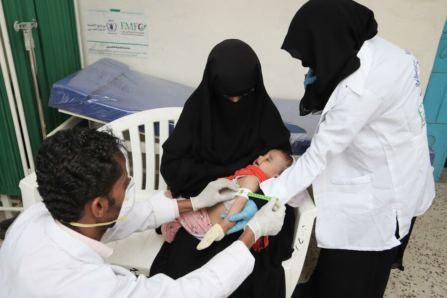 A woman with whose 10-month-old boy is suffering malnutrition at a WFP supported clinic in Al Dhale. Photo: WFP/Saleh Bin Haiyan 