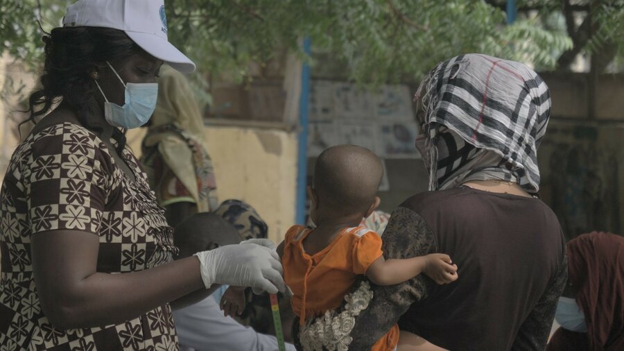 Mariam (right), carrying her baby girl at the nutritional centre. In the Lake Chad region, malnutrition is always on the rise before the harvest. Mothers like her collect nutritional supplements to treat their children. Photo: WFP/María Gallar
