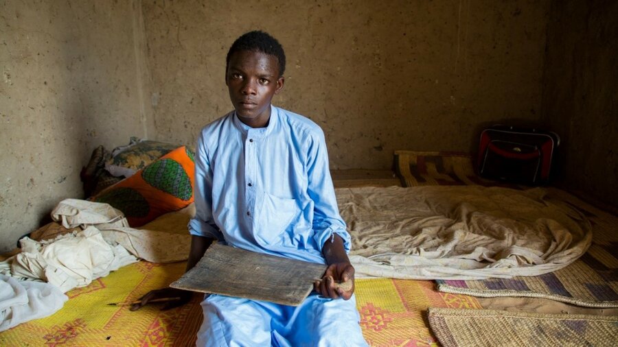 Mariam has always lived in Bol, the main town on the Chadian side of the lake. “It is hard to feed my children several times a day, but I do everything I can so they eat at least one meal that is nutritious and vitamin-rich,” she says. She and her husband do not have a job and their seven-month-old baby girl suffers from malnutrition. “Before Boko Haram, it was already hard to make a living around here, but today there are many more people.” At the health centre, dozens of women wait under the trees, sittin