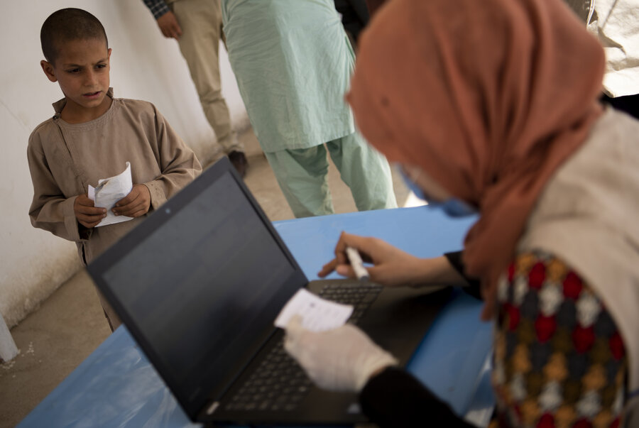 Cash distribution in Afghanistan
