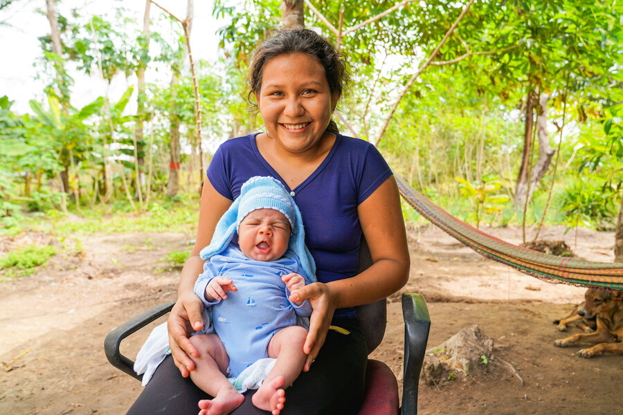 Darkis, daughter of Deicy and José, with her baby. Photo: WFP/Lorena Peña