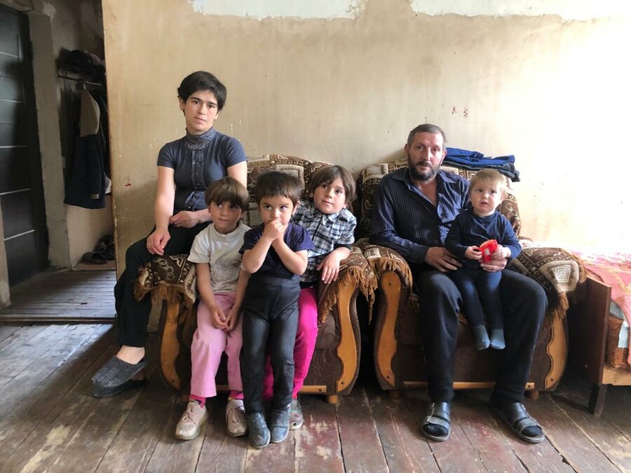 Vanush, pictured with wife, sons, and daughters, has been displaced from Nagorno-Karabakh. The family currently lives in Vorotan village and receives WFP support. 