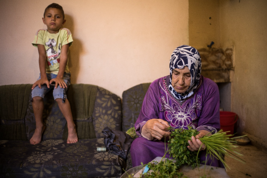 Mona’s mother prepares Tabbouleh – Lebanon’s national dish composed of parsley, burghul, tomatoes and oil. These ingredients are among the many items facing a sharp increase in prices. Photo: WFP/Giulio Origlia