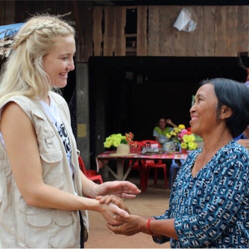 Kate Hudson and a WFP beneficiary