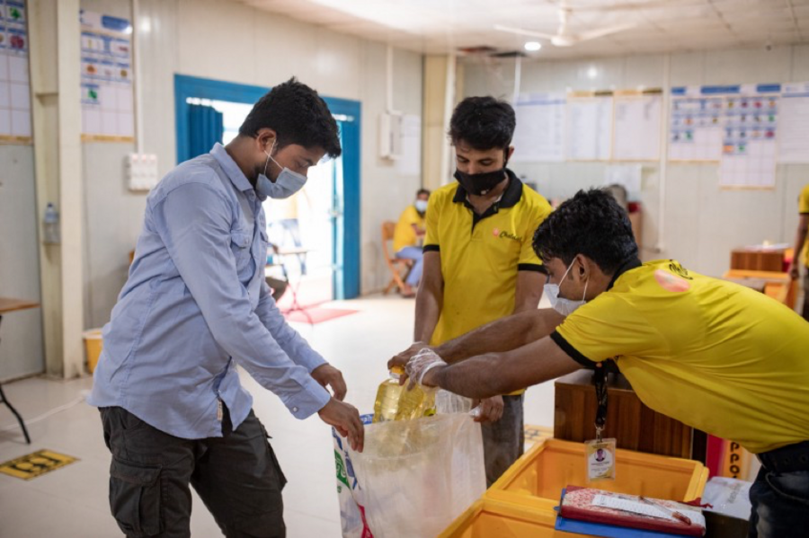 Yakub shops for his monthly groceries in a WFP retail outlet. WFP’s outlets are stocked with staple items such as lentils, rice, vegetable oil, as well as fresh fruits and vegetables procured locally. WFP/Nihab Rahman