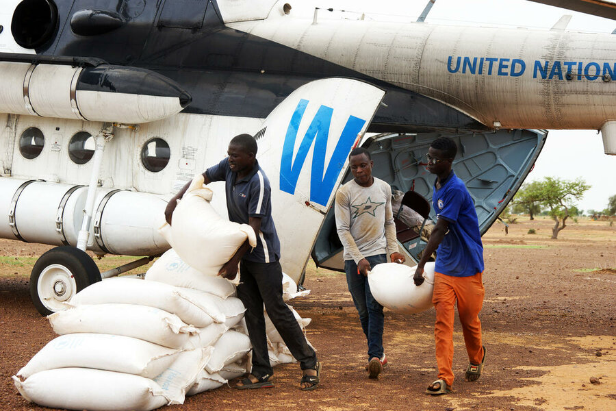 Food is unloaded from a WFP helicopter in Mansila, Burkina Faso. WFP/Esther Ouoba