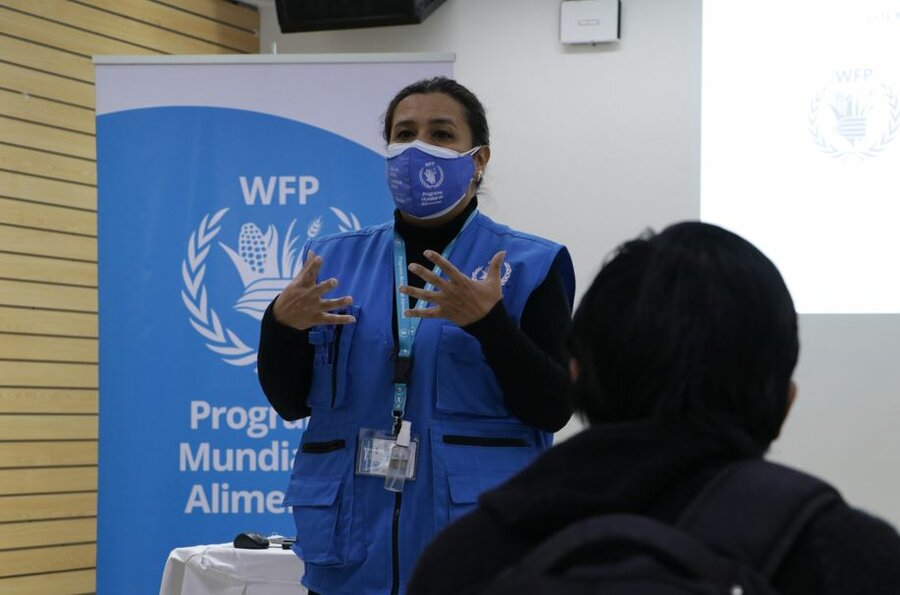 Monica Viaña, WFP Programme Officer in Bolivia, speaks to attendees of the nutrition workshop.