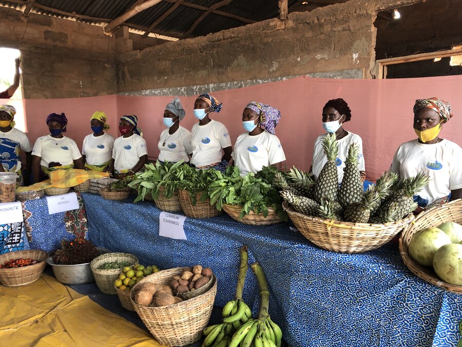 A women's group in Dangbo commune support school meals with fruits and vegetables