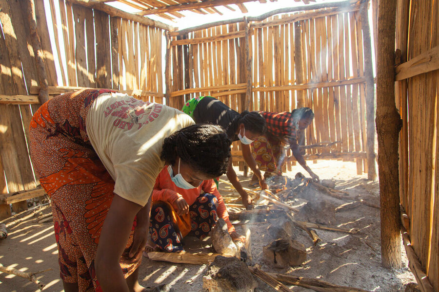 Parents supporting the school feeding programme in Madagascar
