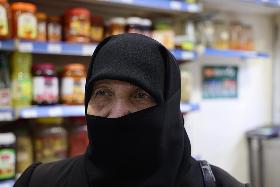 Om Hussein can’t find affordable ingredients to cook for her family. Photo: WFP/Hussam Alsaleh