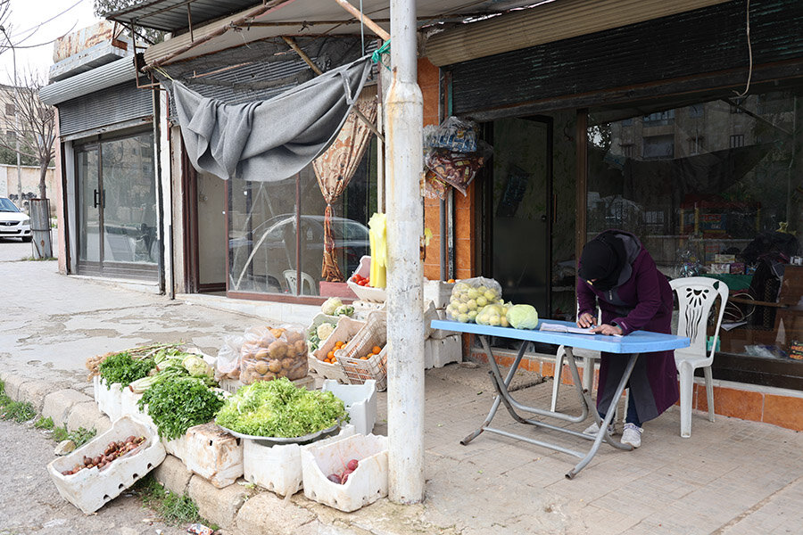 Aisha sells vegetables for a living. Photo: WFP/Hussam Alsaleh