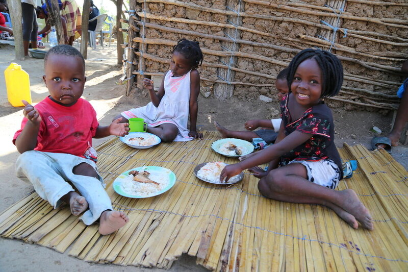 Children eating food assistance from WFP 