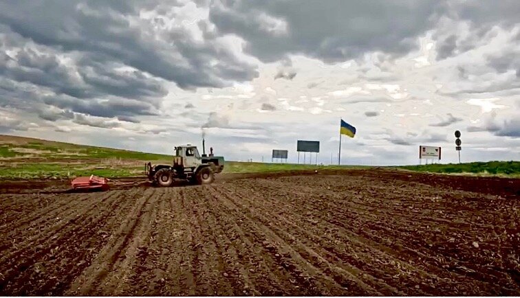 A tractor prepares a field for planting grain near Stare Selo, Ukraine. Photo: WFP/Jonathan Dumont
