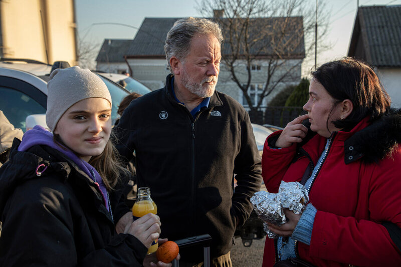 WFP executive director David Beasley meets Ukrainians crossing 