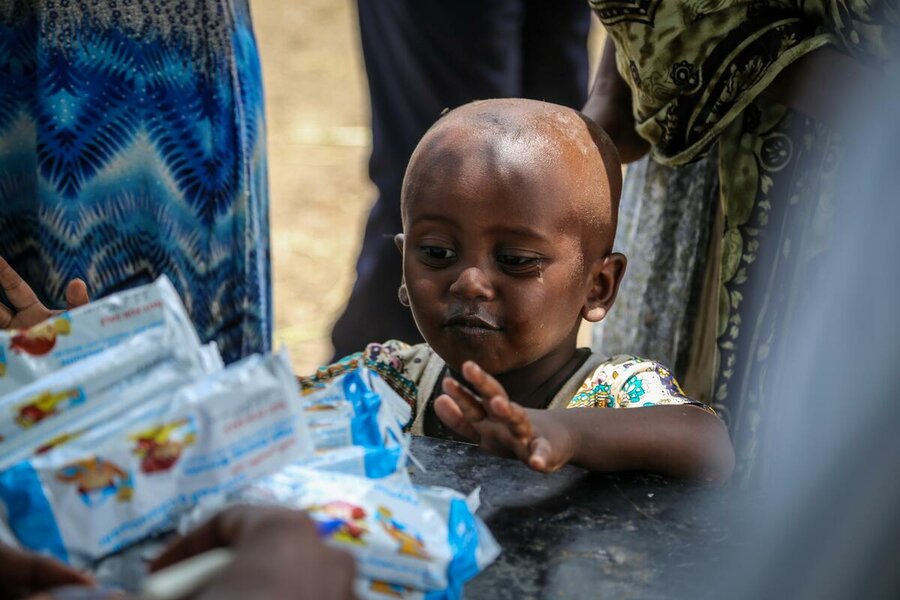 Sudan: High-energy biscuits are distributed to refugees from Ethiopia in Basunga village, Gadaref Photo: WFP/Niema Abdelmageed