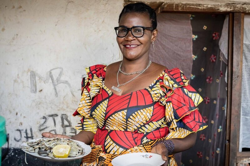 Nsimire shows off her version of fried small fish which she makes with a twist. Photo : WFP/Badre Bahaji