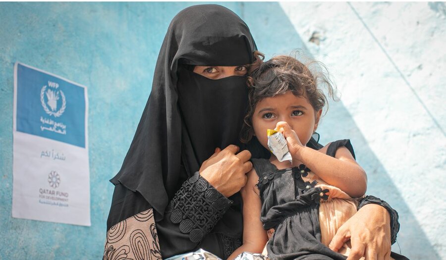Woman and child at distribution point in Yemen