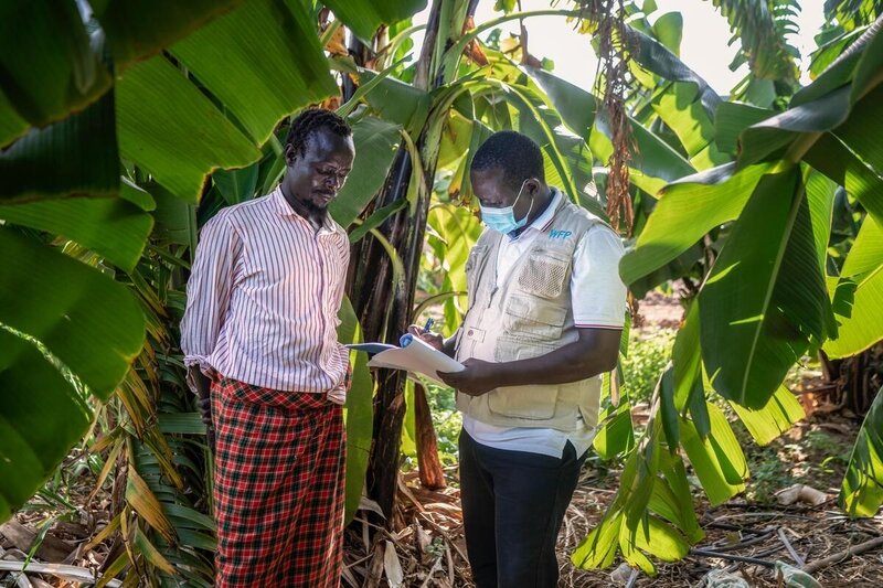 a WFP staff is talking with a beneficiary  