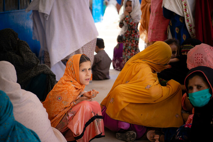 A food distribution point near Quettta in flood-hit Balochistan. Photo: WFP/Balach Jamali