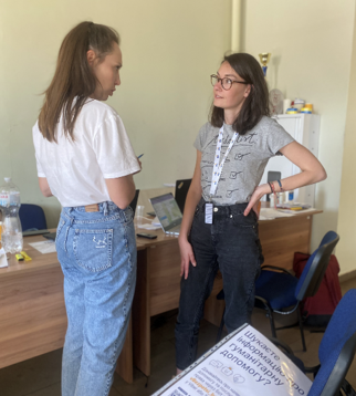 Maria Gonzalez Garcia, ETC Services for Communities Officer, discussing the ETC ChatBot at an internally displaced persons IDP) collective centre in Lviv, Ukraine. Photo: WFP/Beryl Lo.