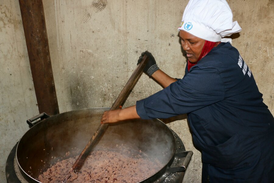 Cook Halima prepares a rice-and-beans lunch for the Jaribu Primary students. Photo: WFP/Martin Karimi
