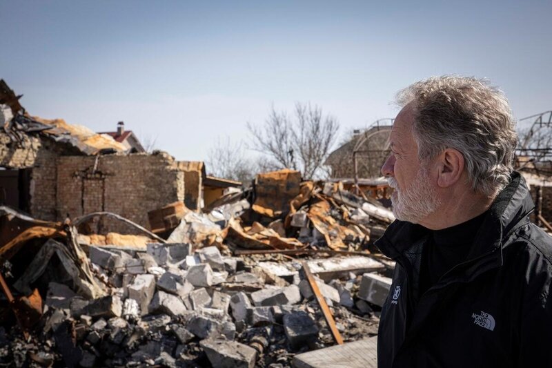 WFP Executive Director David Beasley surveys destruction in Bucha, Ukraine. WFP Marco Frattini