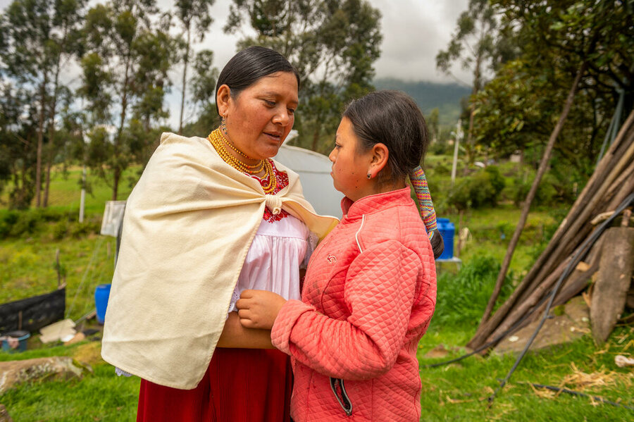 Farmer Patricia Perachimba (L) and her daugher Mariuxi. Photo: WFP/Giulio d'Adamo