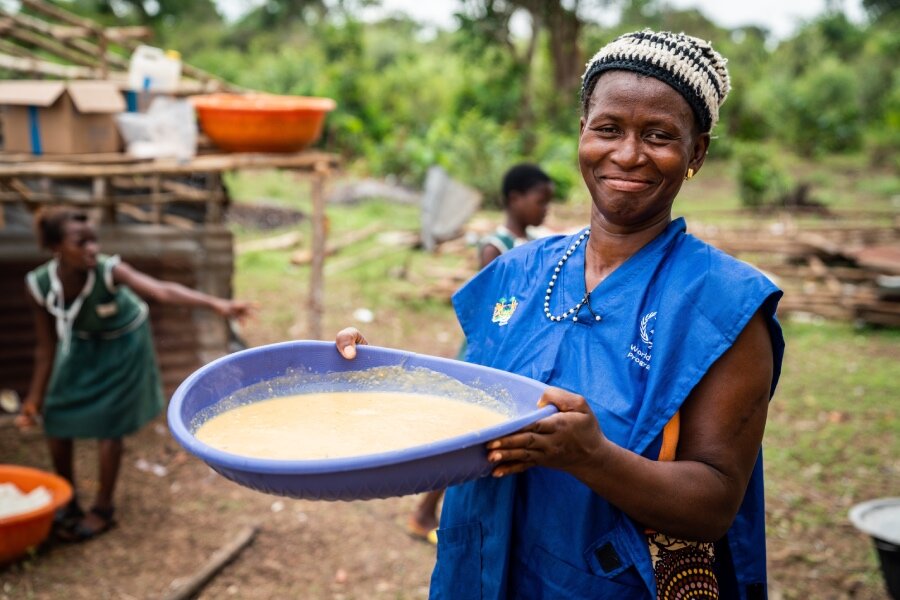 Fatmata serves as a volunteer cook at her daughters' school. Photo: WFP/Michael Duff
