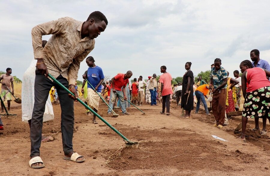 Participants in a WFP road building project linking the villages of Kuajiena and Aleldon in Western Bahr el Ghazal. Photo: WFP/Eulalia Berlanga
