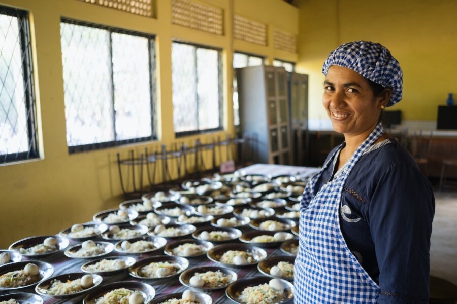 Food caterer Sriyani Kusumalatha cooks for her local primary school with ingredients from her garden. WFP/Sri Lanka