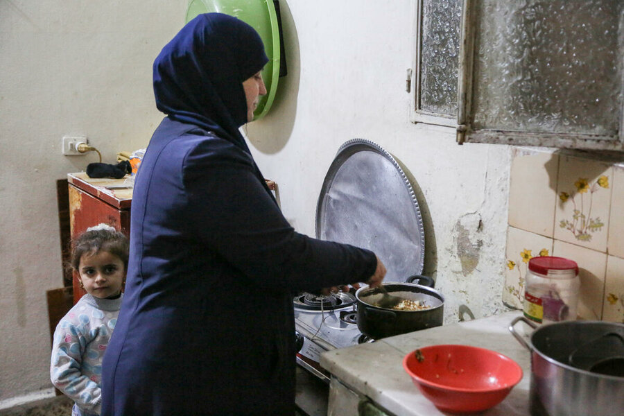 A Syrian refugee in Lebanon cooks food bought with WFP cash assistance. Photo: WFP/Edmond Khoury