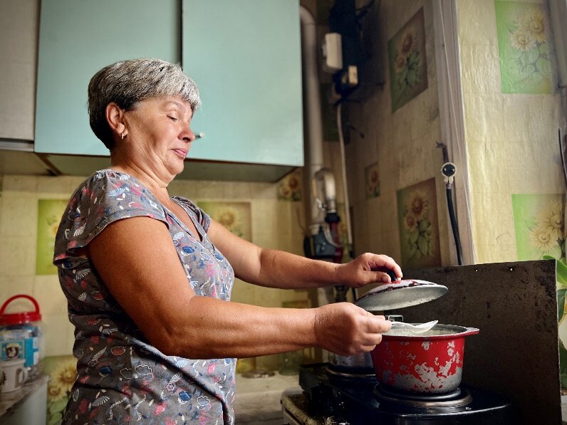 Natalia cooks a favorite pasta dish using food bought with WFP cash. Photo: WFP/Edmond Khoury