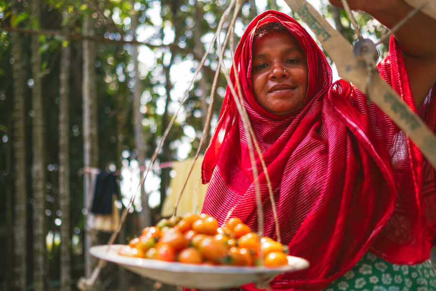 Woman in Bangladesh with tomatoes she's grown as part of a WFP project