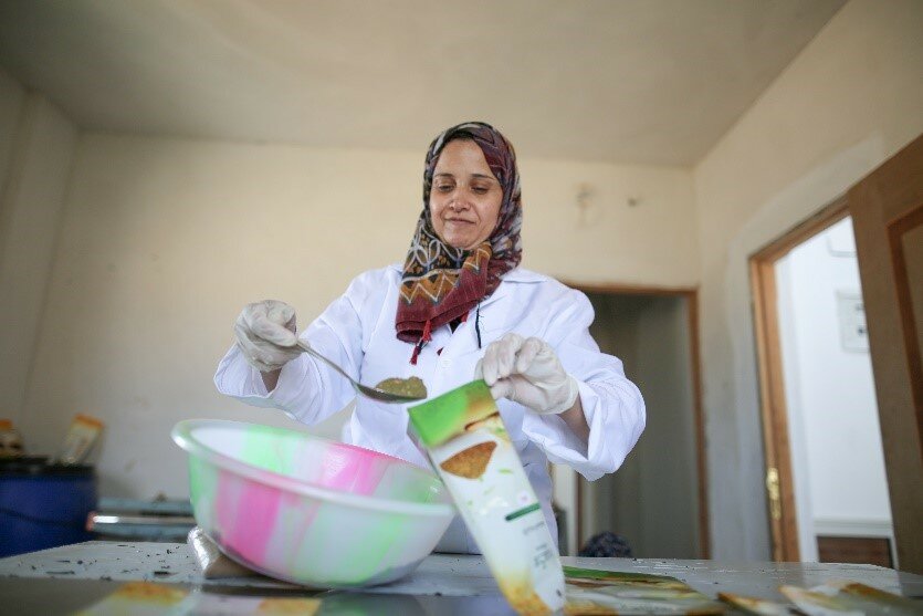 Sahar is packing home-frown and home-made Za’atar to be sent to stores and the market. WFP/Ali Jadallah