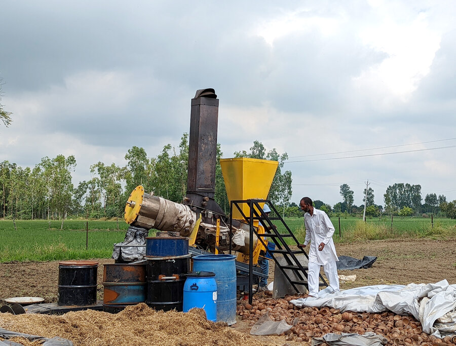 Takachar an award winning company in India created a portable technology that enables smallholder farmers to process their crop residues, such as rice straws, into fertilizers at the farm gate.