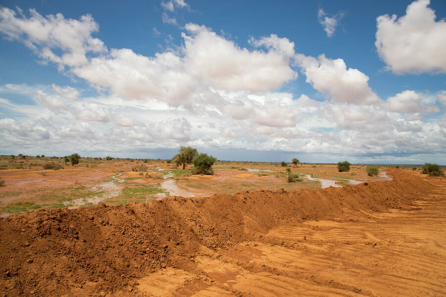 Flood protection and diversion embankment efforts in Ethiopia's drought-hit Somali region, an example of WFP-supported anticipatory action against climate hazards. Photo: Michael Tewelde