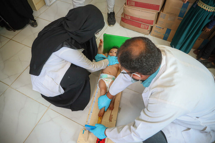 Health workers in Taiz check Bassma Mofeed, who is recovering from malnutrition. Photo: WFP/Al Baraa Mansoor