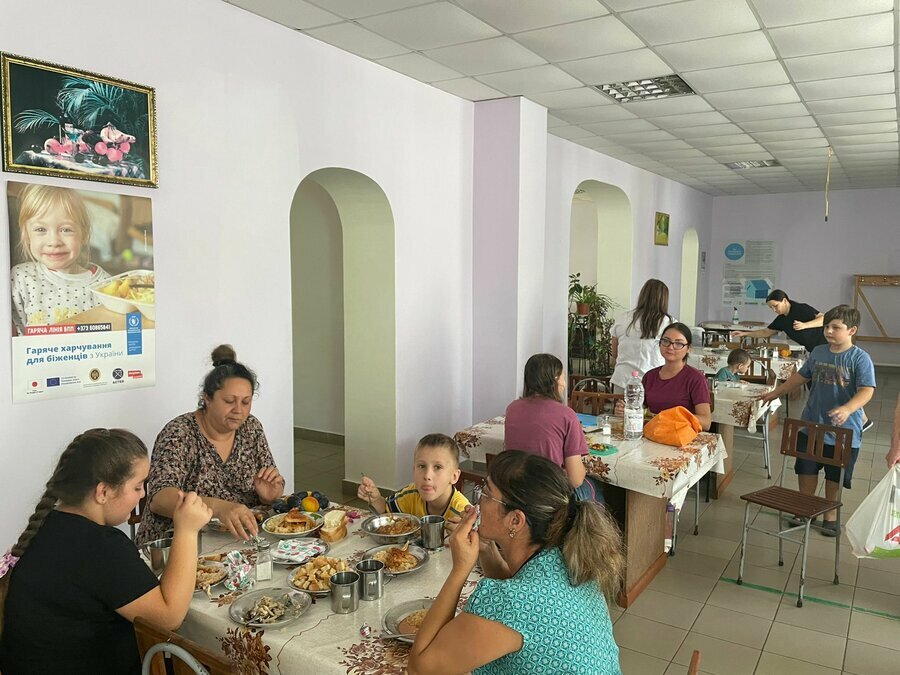 Ukrainian refugees eat lunch at a centre hosting them in Criuleni, Moldova. Photo: WFP/Kyle Wilkinson