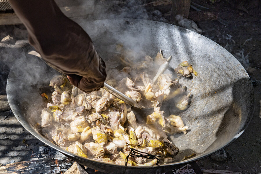 WFP Philippines -- HGSF -- food being cooked