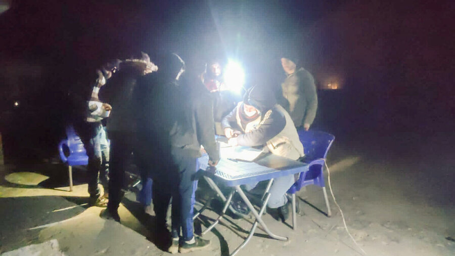 WFP deliveries of hot meals and ready-to-eat rations in earthquake-hit areas continue into the night. Photo: WFP/Lina Alqassab
