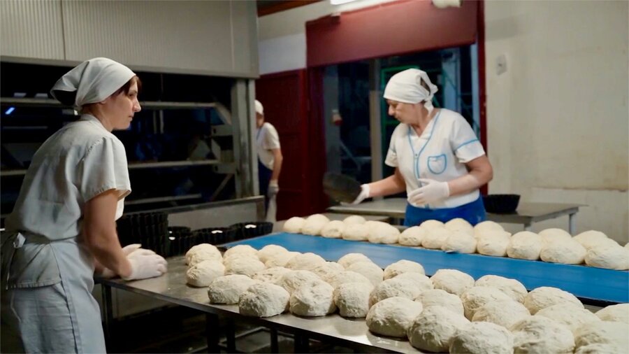 WFP is supporting bakeries like this women-led business in southern Ukraine which is delivering bread to families on the frontlines. Photo: WFP/Antoine Vallas