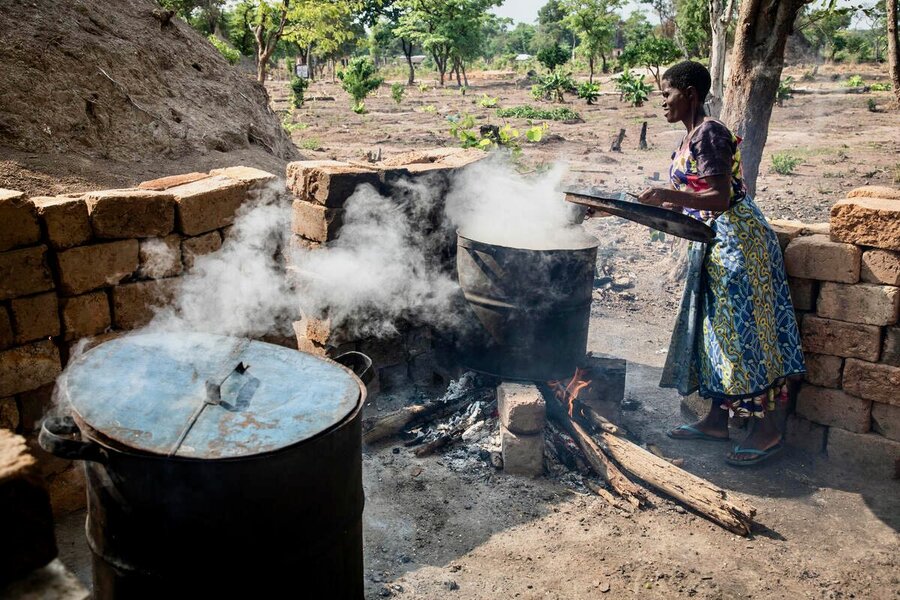 Cooking up home-grown goodness at Mantapala refugee camp in northern Zambia, where many refugees are from the Democratic Republic of the Congo. Besides supporting food security, home-grown school meals help build community bonds. Photo: WFP/Vincent Tremeau